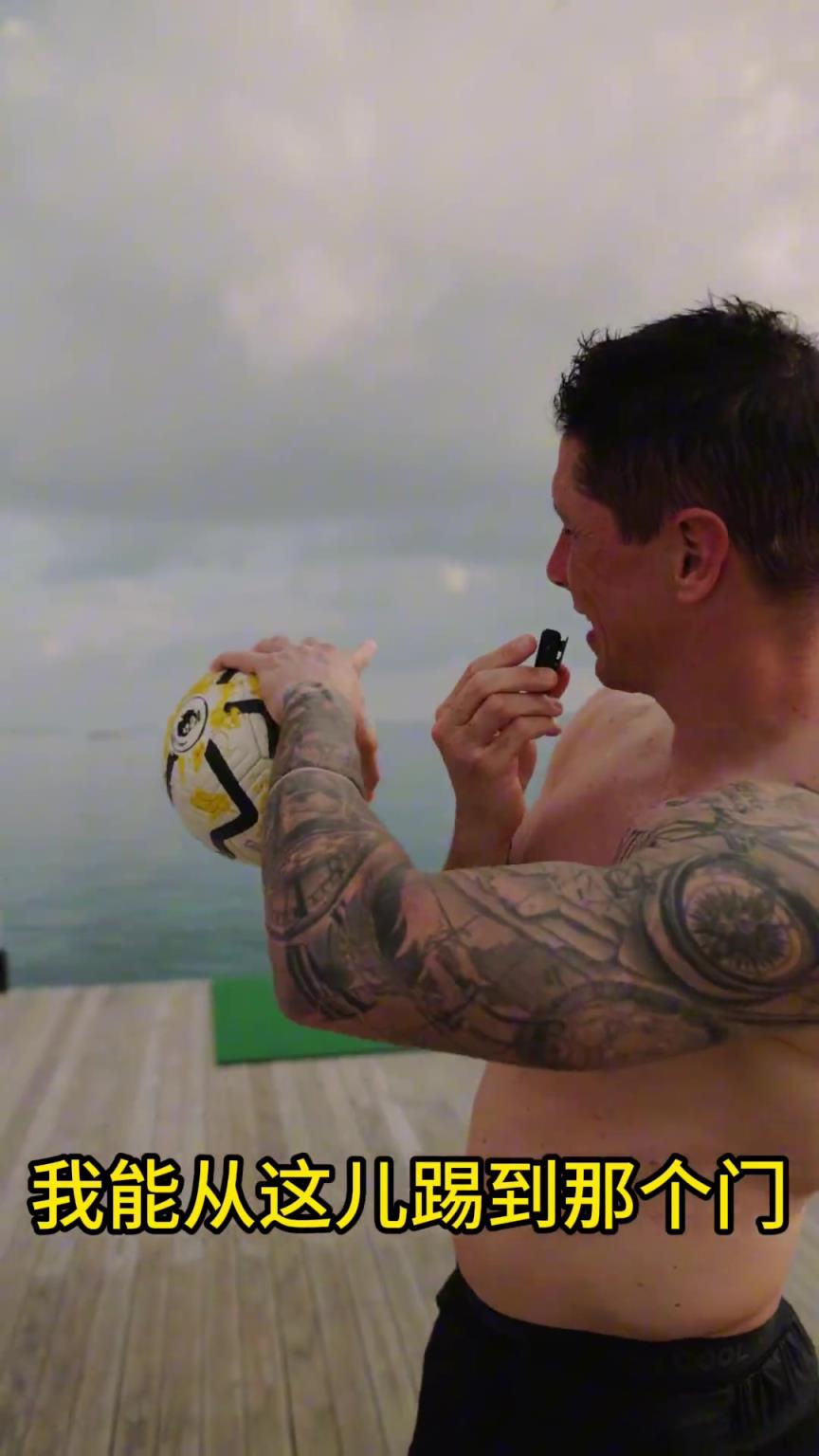 當(dāng)年多少人的偶像！托雷斯挑戰(zhàn)赤腳進(jìn)球