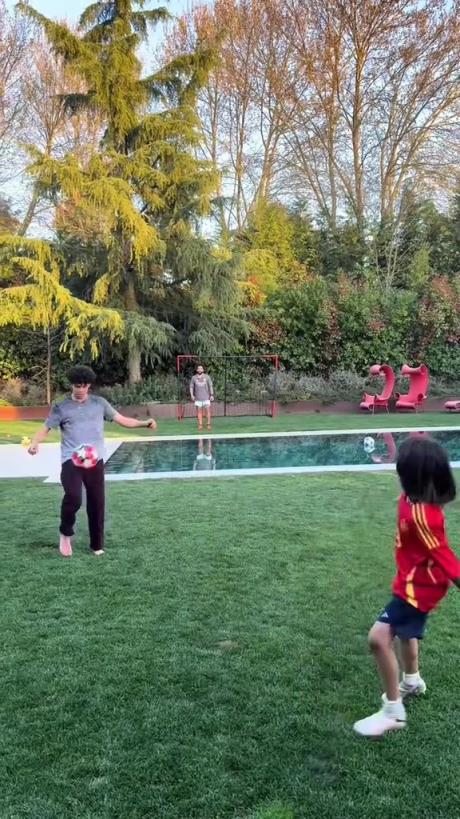 馬塞洛和兒子隔水相傳！大兒子腳法有點(diǎn)東西的！