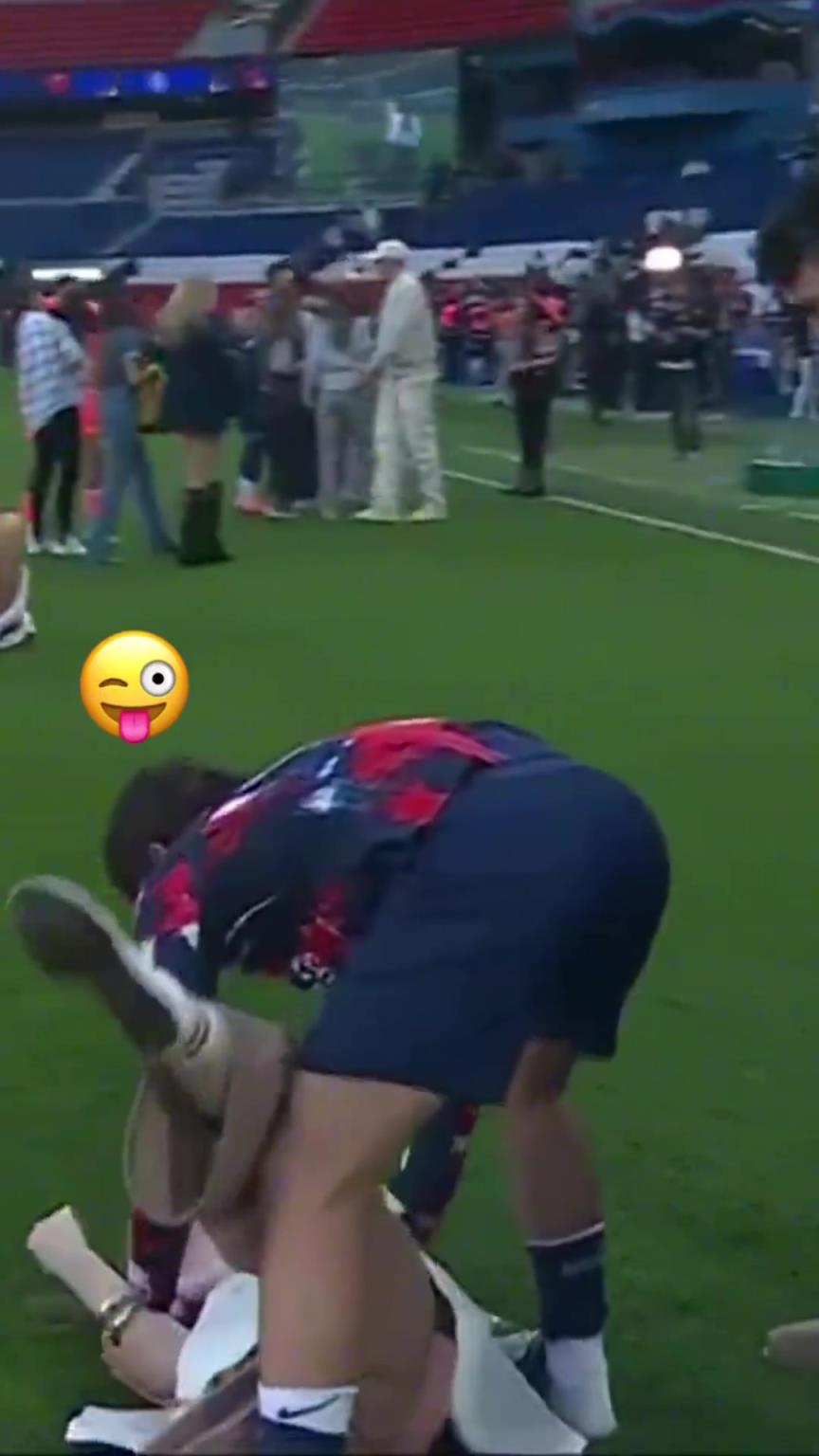 玩這么花??？?jī)?nèi)維斯在家人面前把自己女友按倒在地