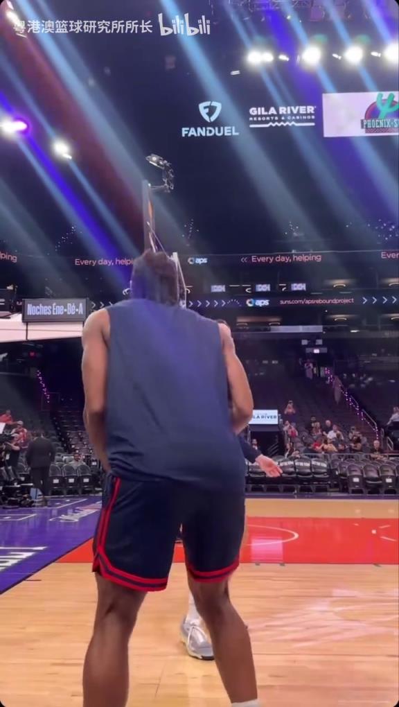 機(jī)器人級(jí)別的靜態(tài)身體！近距離看小卡的賽前熱身！