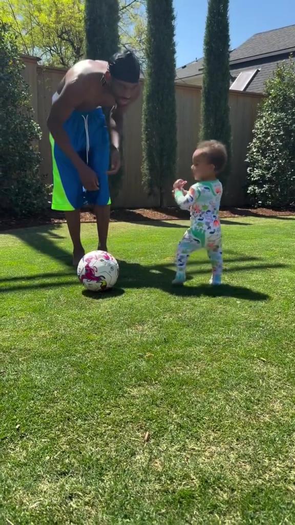 足球要從娃娃抓起！SGA帶娃踢足球，小孩摔倒時(shí)鼓掌“嘲笑”！