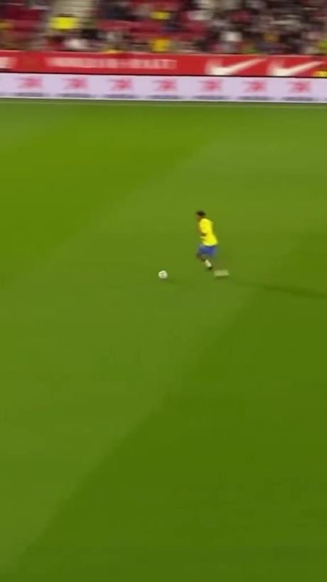 45歲還開(kāi)掛！小羅再現(xiàn)牛尾巴過(guò)人，微笑單挑門(mén)將輕松打進(jìn)